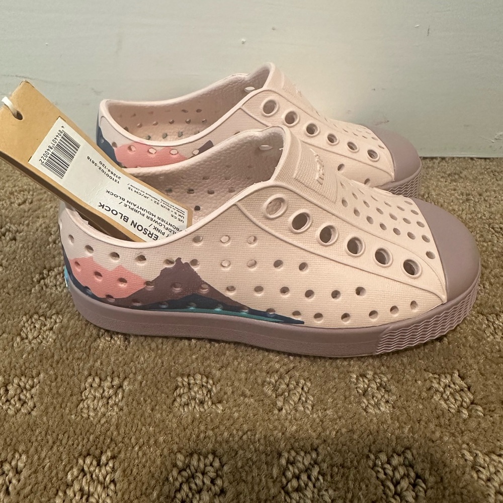 NWT Native Shoes Size 6